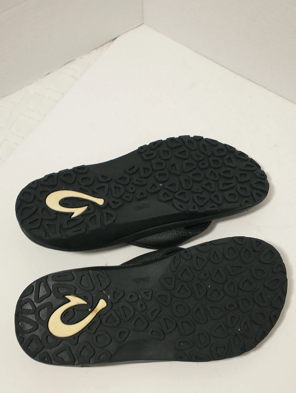 LIKE‎ NEW OluKai Leather Ohana Men's Flip Flop, Size 7, Black, Beach, Vacation